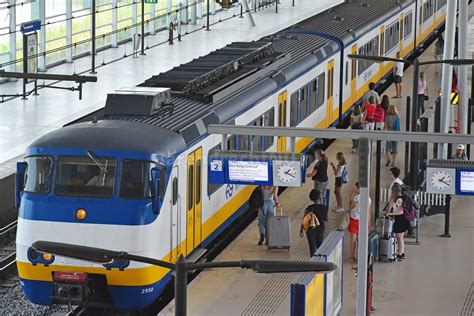 Nearly 110,000 travellers pass through central station every day to catch a bus, tram, metro or train. Aankomend weekend geen treinen naar Rotterdam Centraal ...