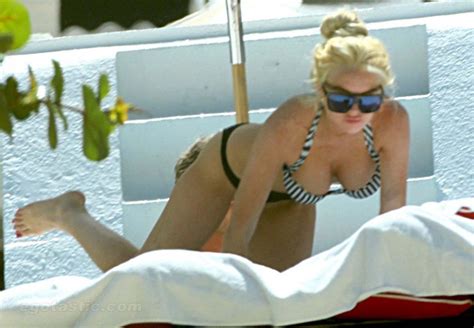 Lindsay Lohan Exposing Sexy Ass And Huge Boobs In Bikini On Pool Porn