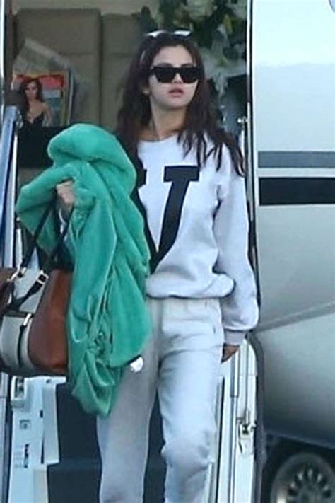 Selena Gomez Arriving With Friends To A Private Jet In