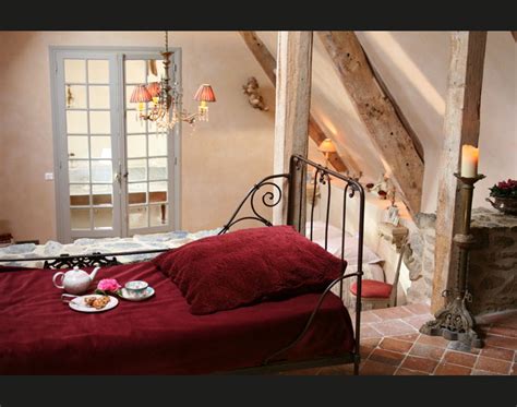 Couples faisant l'exercice et des baisers. L'amour sur le lit