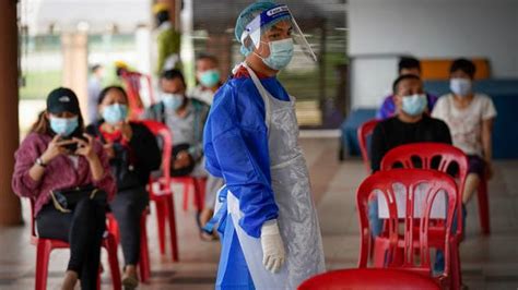 Selama masa lockdown, perjalanan darat dilarang kecuali untuk tujuan tertentu. Coronavirus: Malaysia COVID-19 lockdown extended by 2 ...