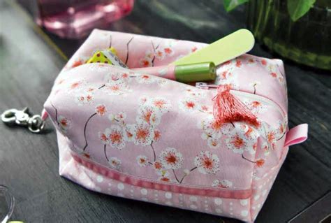 How To Sew A Cosmetic Bag ~ Free