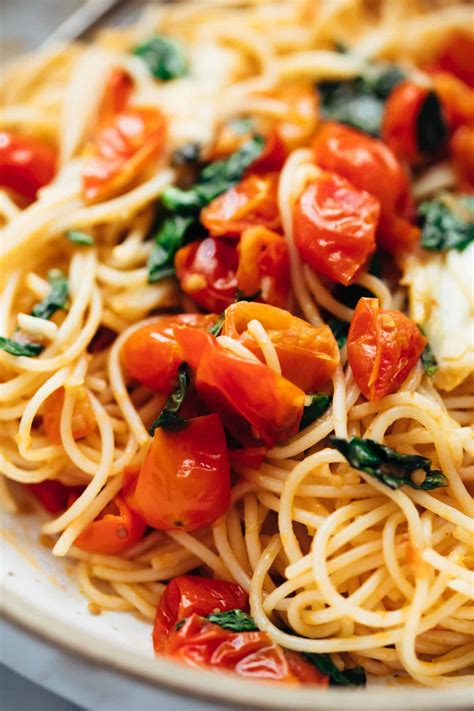 Tomato Basil Pasta 15 Minutes Recipe In 2020 Roma Tomato Recipes