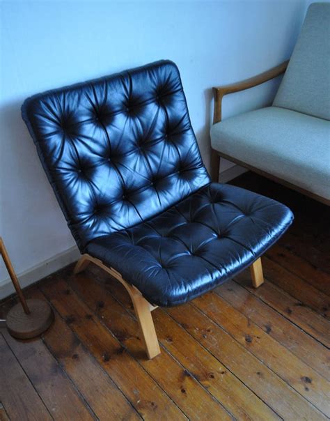 27.6 x 25.5 x 28'' (wxdxh); Danish Modern Black Leather Lounge Chair For Sale at 1stDibs