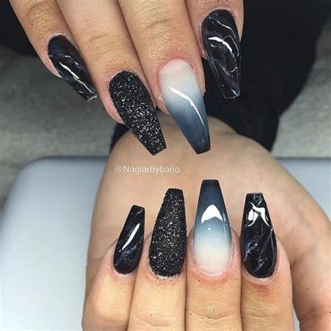 Si te gustan las uñas negras, aquí tienes una galería con impresionantes diseños de decoración de uñas para inspirarte. 50 sorprendentes diseños de uñas en blanco y negro que son ...