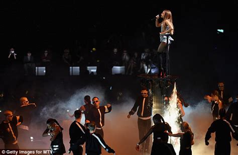 Ariana Grande Leads The Perfromances At Mtv Emas In Glasgow Daily