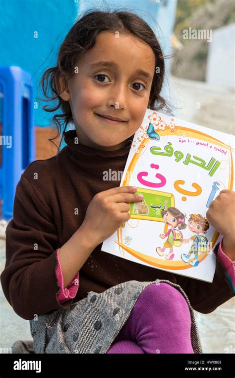 Chefchaouen Marokko Kleines Mädchen Zeigt Ihre Schule Buch Verwendet