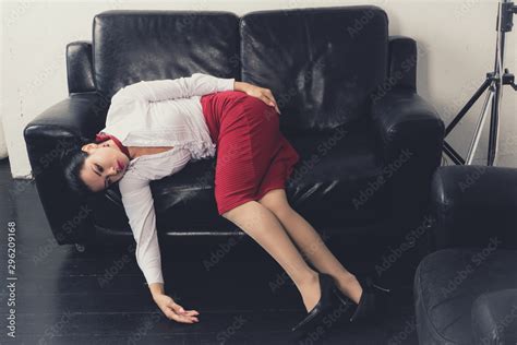 Foto De Crime Scene Imitation Strangled Business Woman Lying On The
