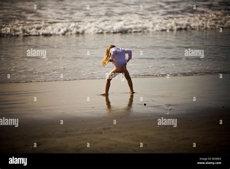 Ein Junges M Dchen Geht Ins Bad Am Strand Von Venice Beach Los Angeles County California