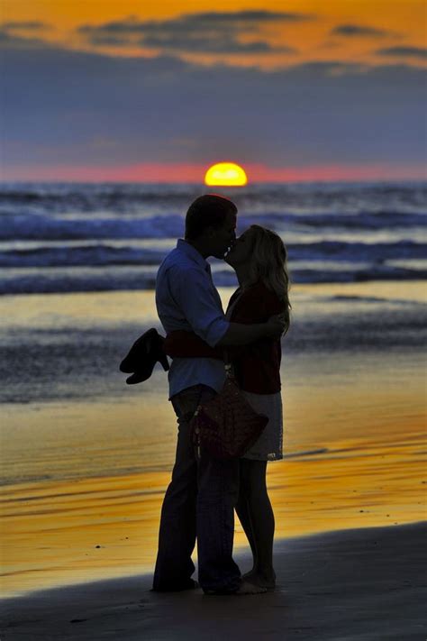 Pin By Garth Rogers On •• • Besos Kisses • •• Kissing Couples Sunset Beach Pictures Cute