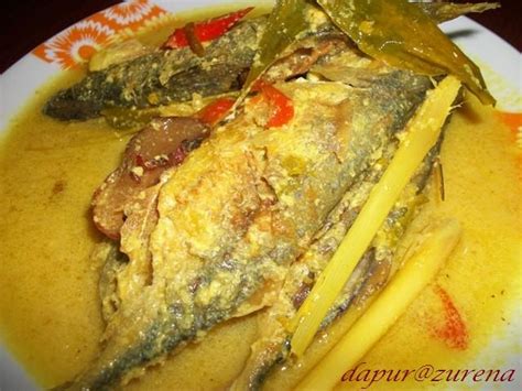 Salah satu ikan yang sering dimasak dengan berbagai resep adalah ikan kembung. Dari Dapur Zurena: Masak Lemak Cili Api Ikan Kembung