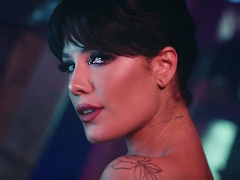 The new song shows the singer's country side. '50 Sombras De Coyote Dax' en el vídeo de 'You Should Be ...