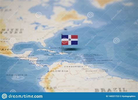 La Bandiera Della Repubblica Dominicana Nella Mappa Di Mondo Immagine