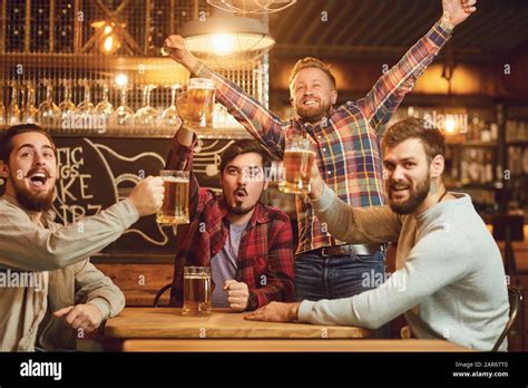Guys Watching Football Drinking Beer Hi Res Stock Photography And