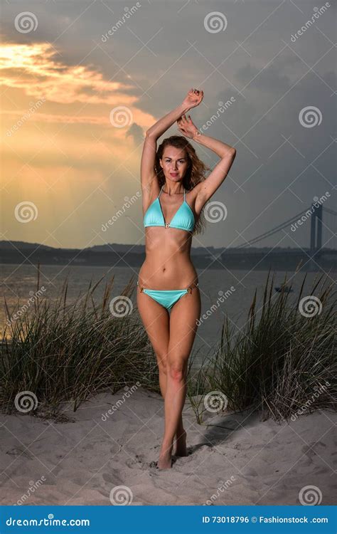 Bella Giovane Donna Sexy Con L Ente Esile Perfetto In Bikini Che Posa Sulla Spiaggia Fotografia