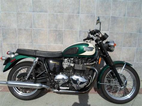 Completing the t100's 1960s look are rubber fork gaiters, knee pads and classically styled handlebar mounted speedometer and rev counter, which includes a clock. 2011 Triumph Bonneville T100 for sale on 2040motos