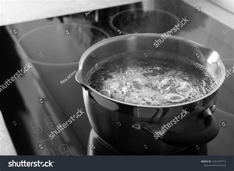 17941 Boiling Water In Pan Images Stock Photos And Vectors Shutterstock