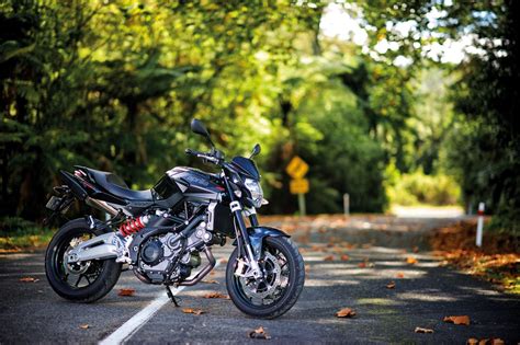 Aprilia rekabetin ve teknolojik gelişmelerin hızla arttığı motosiklet pazarında daha iyi bir yer edinebilmek için ürünlerini çeşitlendirmeye devam ediyor.rekabet gücünü arttırabilmek için pazara sunduğu yeni çıplağının adı shiver sl 750.adındanda anlaşılabileceği gibi motosiklet 750 cc hacminde 90 derece. Aprilia Shiver 750 | Bike Rider Magazine