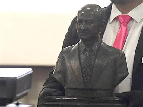 Un Busto Del Ex Presidente Carlos Salinas De Gortari Alcanzó Los 150 000 Pesos En Una Subasta