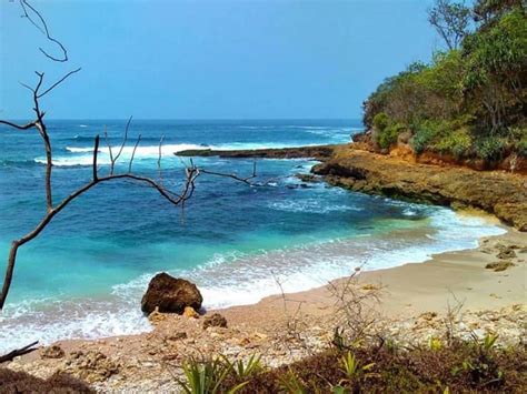 Pantai Karang Pandan Surga Tersembunyi Di Malang Selatan Gotravelly