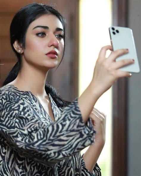Gorgeous Sarah Khan Looking Awesome In New Pictures In 2020 Brunette