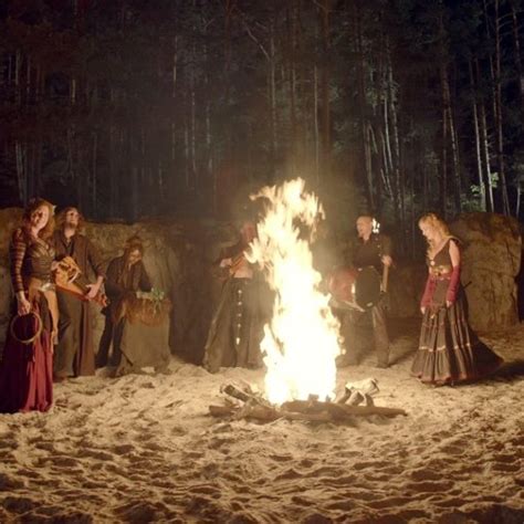 In den abendhimmel steigen heute nacht die zauberweisen, wildes volk und liliths art, lauernd winde heimlich fahrt. Walpurgisnacht - Faun - Vevo
