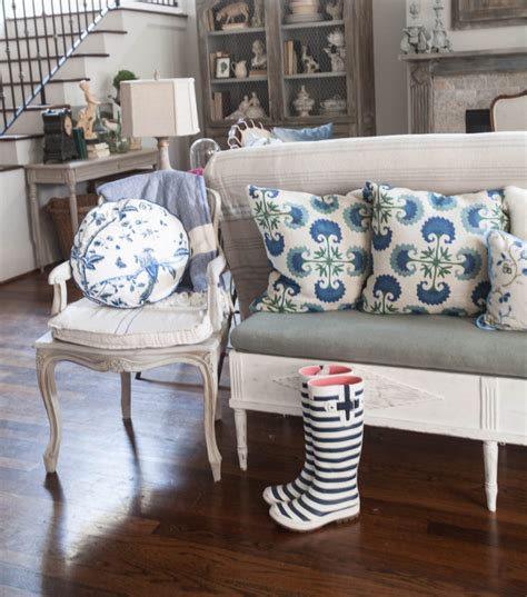 When your overall palette is neutral, you can use your coffee table as a frame to add in color. What to Put Behind Your Sofa - Cedar Hill Farmhouse