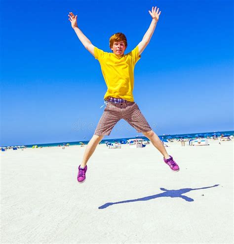 Muchacho Adolescente Que Salta En El Aire En La Playa Foto De Archivo Imagen De Asoleado