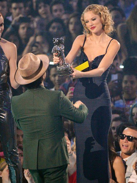 Taylor Swift Presents Bruno Mars With One Of His Mtv Vmas 2013 Awards