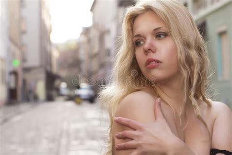 Blondine Mit Nackten Schultern an Der Straße Stockbild Bild von