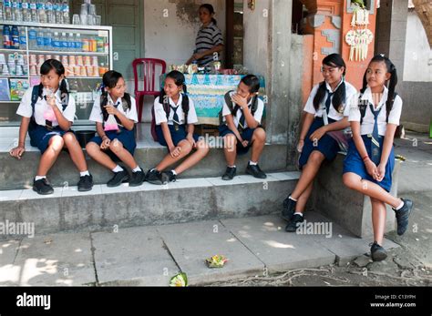 Balinese Mittelschule Mädchen Zu Stoppen Für Einen Snack Und Ein Getränk Auf Dem Heimweg Von