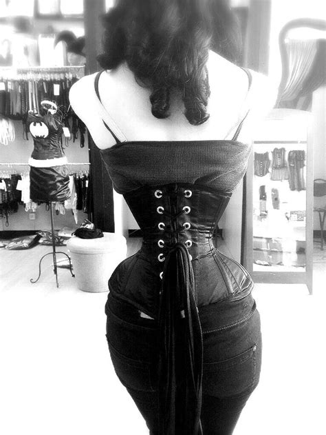 16 inch corset as modeled by tumblr user thecorsetdiary aka mydeardaisy on… コルセット