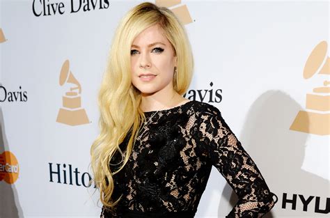 Mldspot Kisah Avril Lavigne Yang Terkena Penyakit Misterius