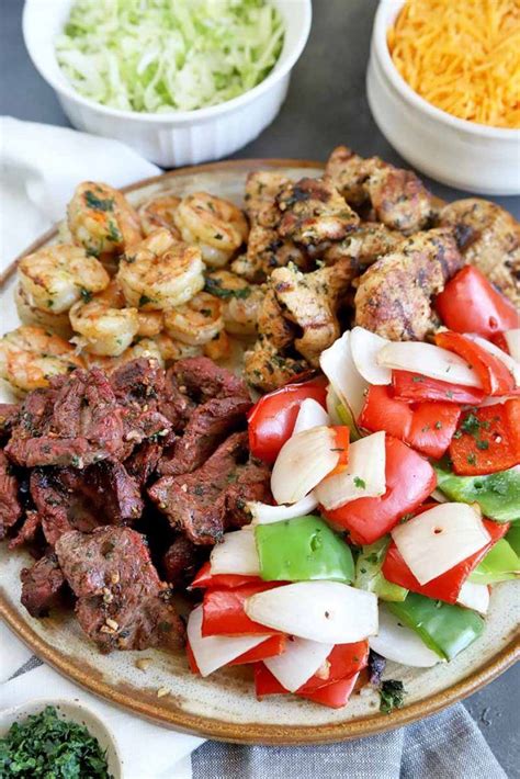 This is the perfect dish for your labor day fiesta and your friends will love it. Grilled Steak, Shrimp, and Chicken Fajitas | Recept