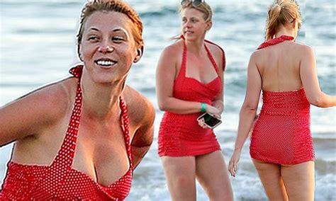 Jodie Sweetin Stuns In Red Swimsuit During Hawaii Vacation Daily Mail