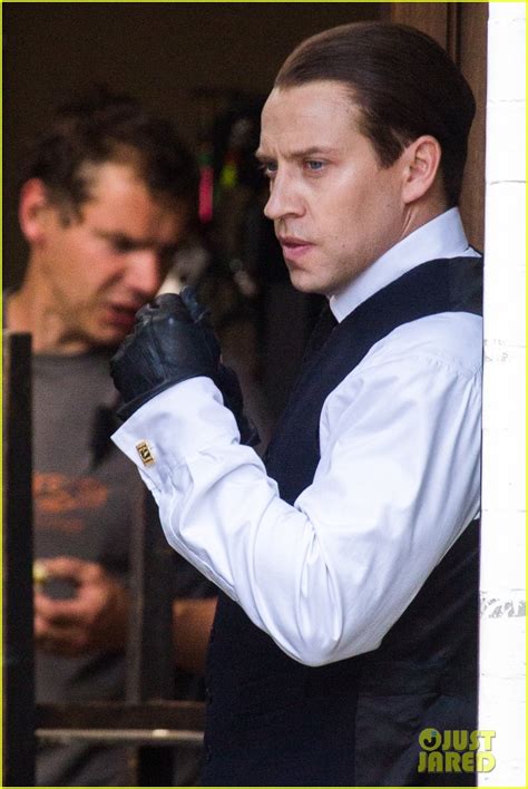 tom hardy makes us see double as kray twins in legend photo 3134506 tom hardy photos