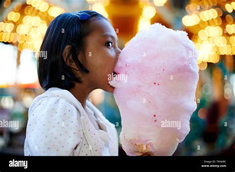 Eine Junge Asiatin Genießen Ein Ziemlich Grosses Stück Zuckerwatte Während Der Besuch Einer
