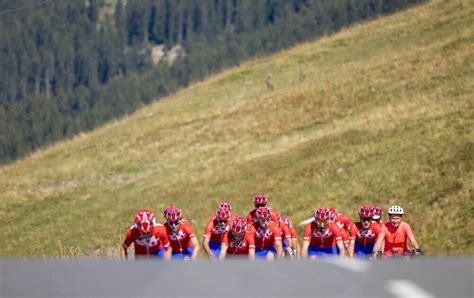 Tour de France Plongée dans lascension du col de la Loze en avant première avec les moniteurs