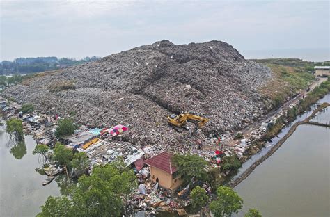Gunung Sampah Seribu Kata