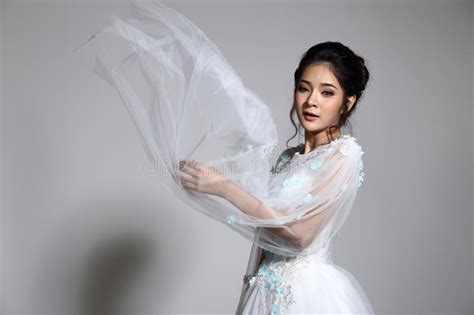 Симпатичная азиатская красивая невеста женщины в белом платье W мантии свадьбы Стоковое