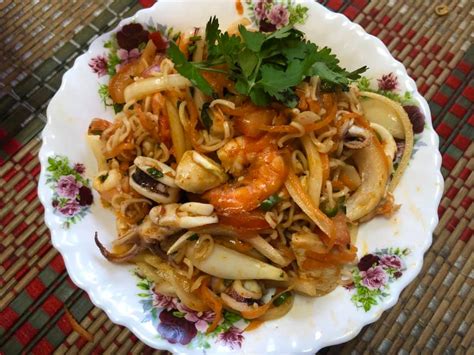 Kita gunakan maggi goreng perisa kari (maggi bersama perencahnya sekali). Resepi Kerabu Maggi Viral - Resepi Mudah