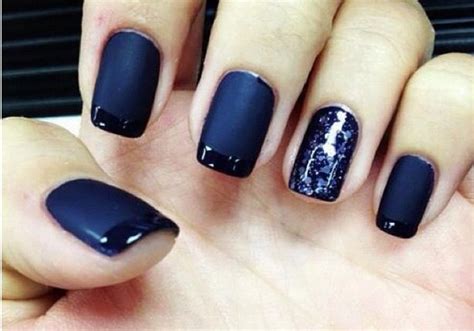 Si eres adicta a las uñas o te encanta ver diseños hermosos esta es la página adecuada � �. Uñas azul marino muy a la moda | Uñas color azul, Uñas ...
