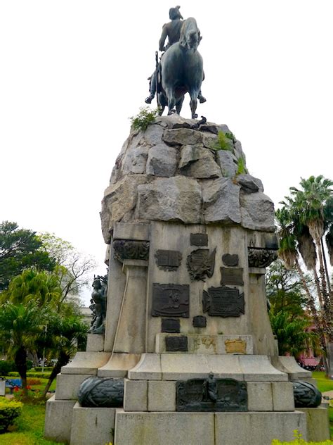 El conjunto tiene 16 metros de altura. Statue équestre du général San Martin - Plaza 25 de Mayo ...