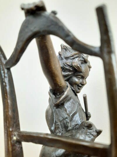Bronzen Beeld Van Een Meisje Op Een Stoel Met Kat Joris Antiek