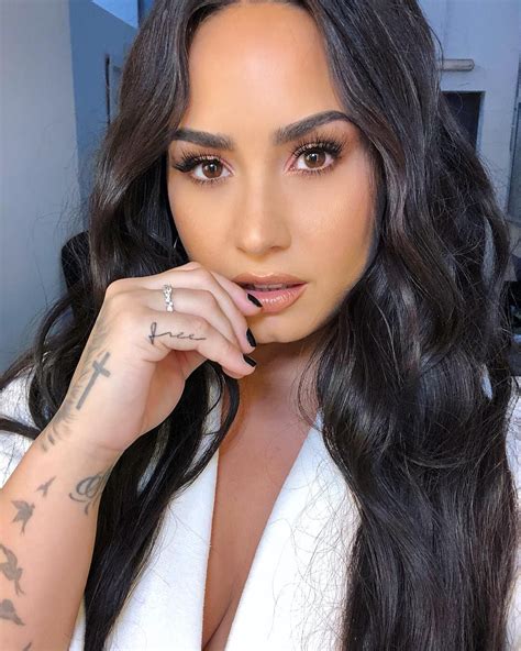 Poses Para Selfie 37 Ideias Para Arrasar Nos Cliques Demi Lovato