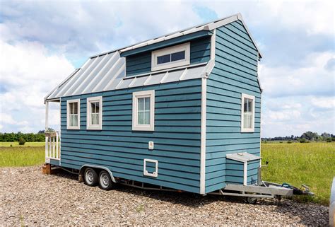 Das fahrbare und rollende gartenhaus von unserem zirkuswagenbau wird oft als mobile holzhütte oder gästezimmer genutzt. Mobiles Tiny House Island auf Rädern | Außenverkleidung ...