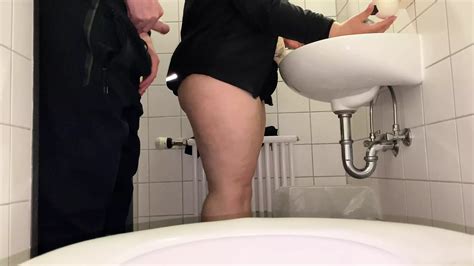 Masturbando A Sogra Masturba O Pau Do Genro No Banheiro Público Do