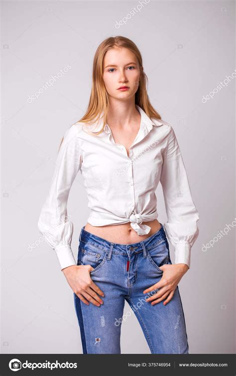 Retrato Close Uma Jovem Mulher Loira Bonita Uma Camisa Branca — Fotografias De Stock © Arkusha