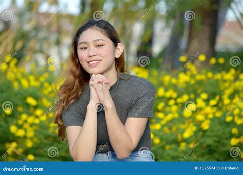beau filipina woman praying image stock image du femelle regarder 137557455