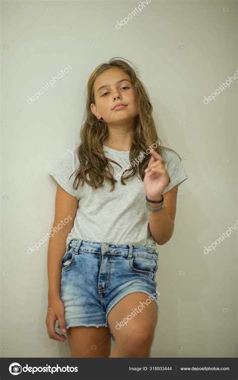 Portrait Dune Belle Jeune Fille élégante Souriant Dans Un T Shirt Gris